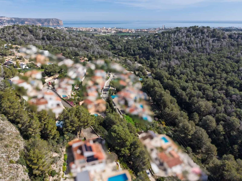 Parcela edificable con vistas al mar en Sol de Este, Jávea