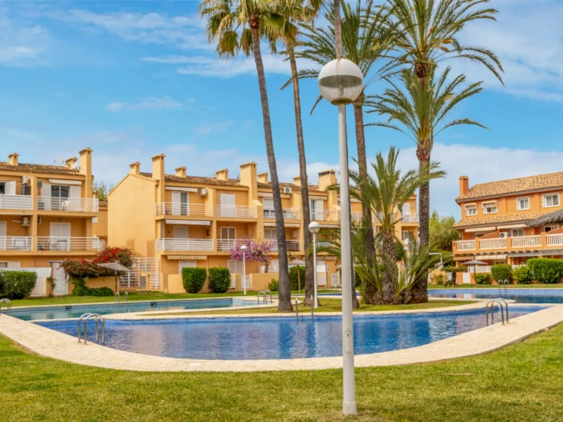 Apartamento en planta baja en Dénia con piscina y terraza privada
