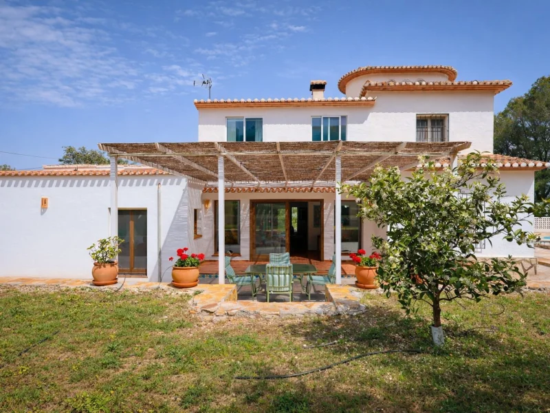 Encantadora villa en Dénia con piscina privada y jardín frutal