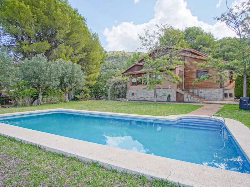 Encantadora villa de cuatro dormitorios con piscina y establos en Orba