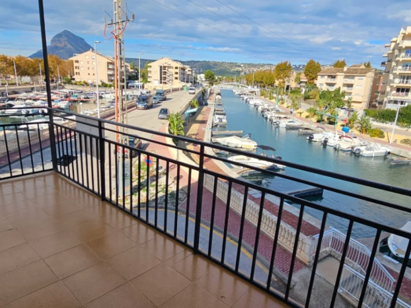 Apartamento de tres dormitorios con vistas a la marina en Playa del Arenal, Jávea