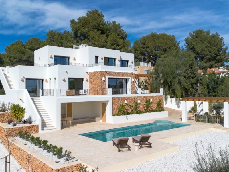 Villa moderna de cuatro dormitorios con piscina privada en Moraira