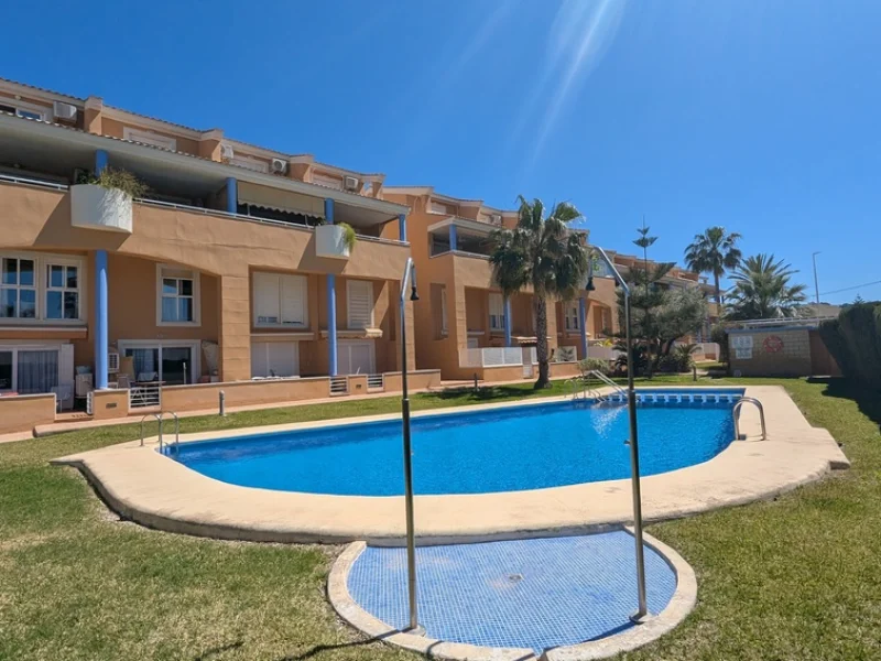 Oportunidad de inversión: Dúplex de 2 dormitorios en venta en Jávea con vistas al Montgó y piscina