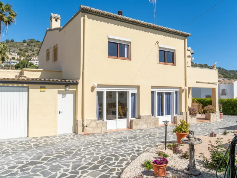 Villa de seis dormitorios en Jávea con vistas al mar y al Montgó