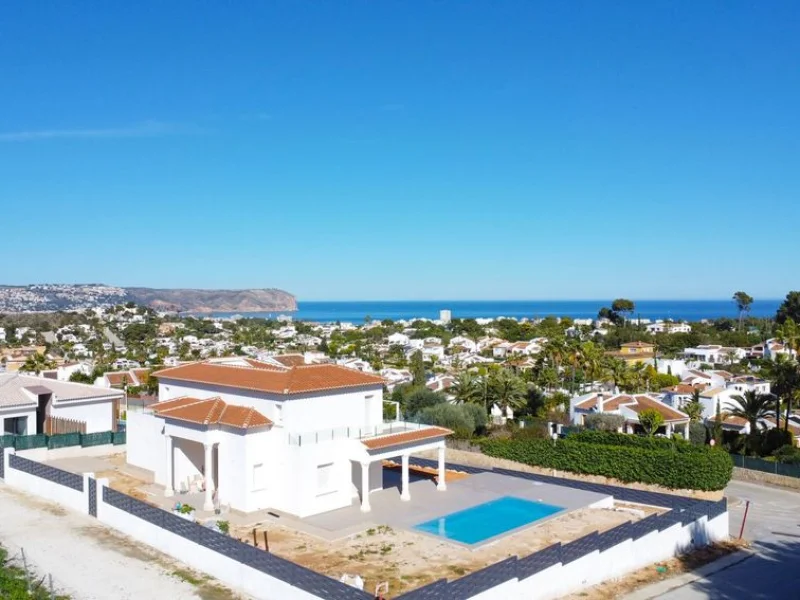 Chalet de obra nueva en venta en Pinosol, Jávea con vistas al mar y piscina