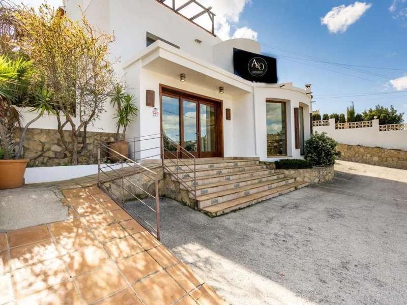Oportunidad única: vivienda y local comercial en venta en Benissa con amplio parking