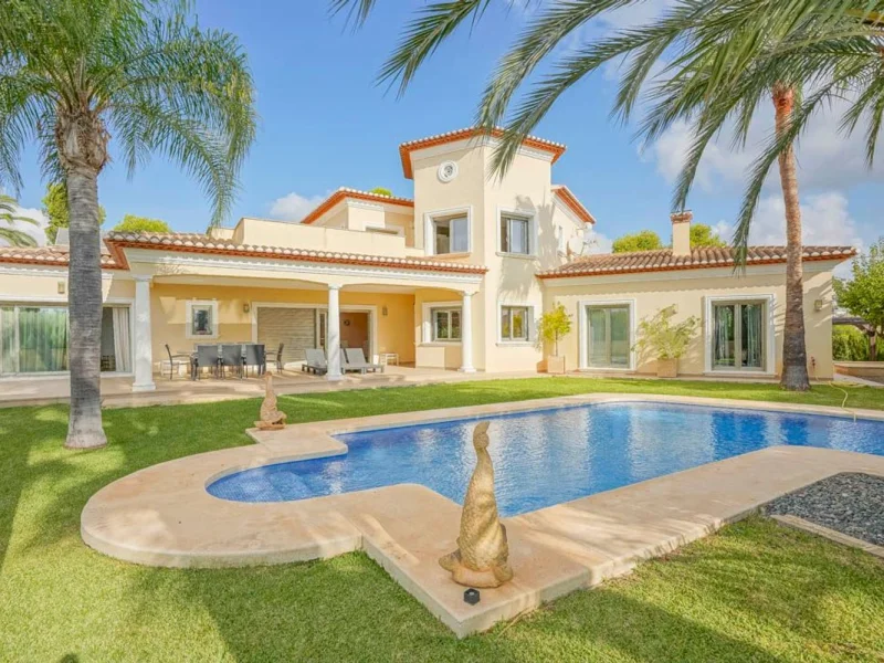 Villa tradicional en Benissa en venta con vistas al mar y al Peñón de Ifach