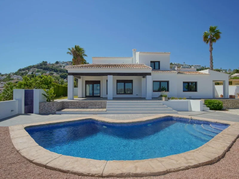 Villa de estilo mediterráneo en venta en Moraira con vistas panorámicas al mar.