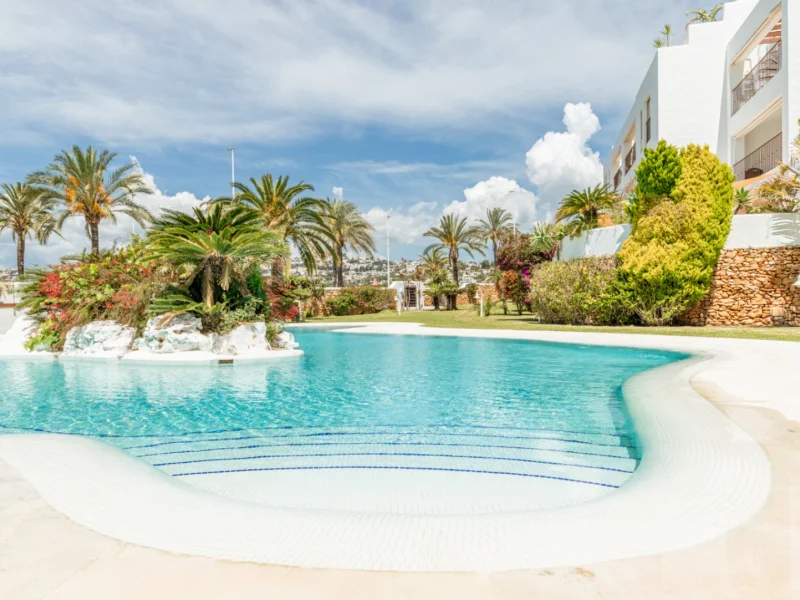 Oportunidad de inversión: apartamento de 3 dormitorios en venta en Moraira con piscina comunitaria y ubicación céntrica