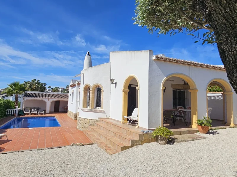 Villa elegante en venta en Jávea, Pinosol con vistas a la montaña y piscina privada