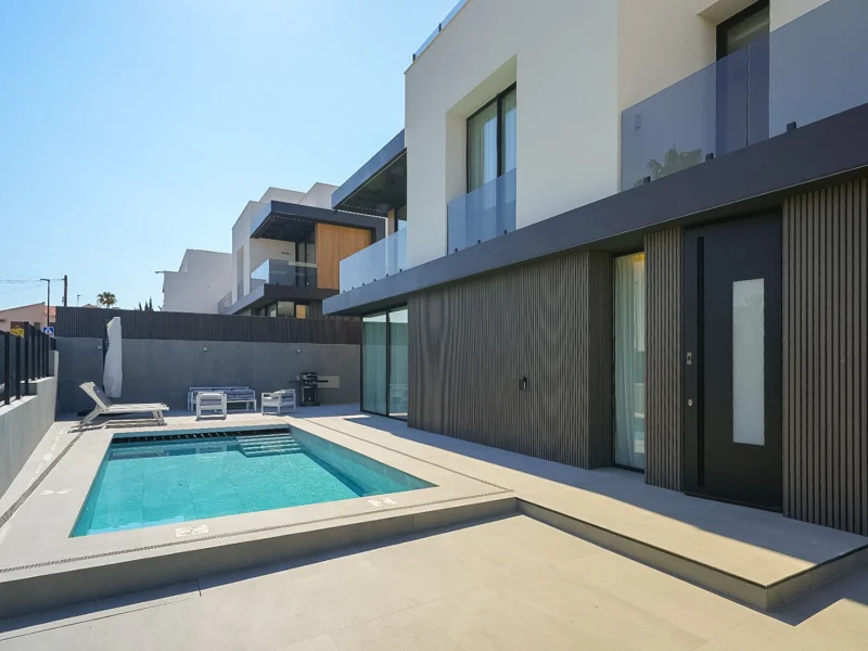 Villa de obra nueva en venta en Albir con piscina privada y vistas a la montaña