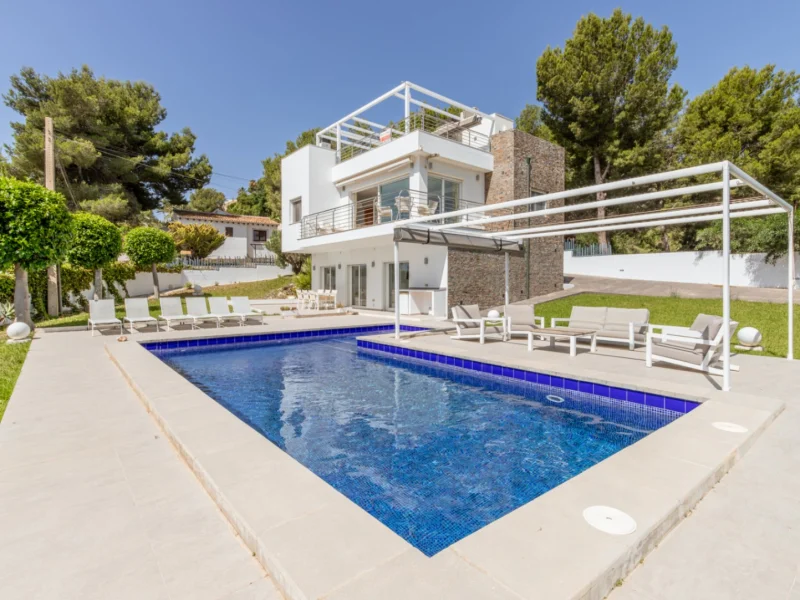 Villa de diseño en venta en Moraira, Benimeit con vistas panorámicas al mar y piscina