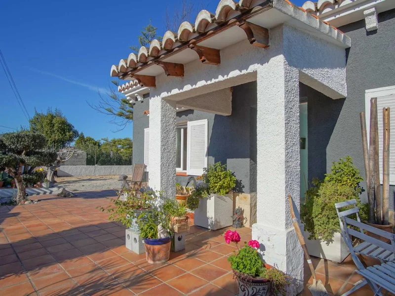 Villa en venta en Jávea con vistas a la montaña y gran parcela