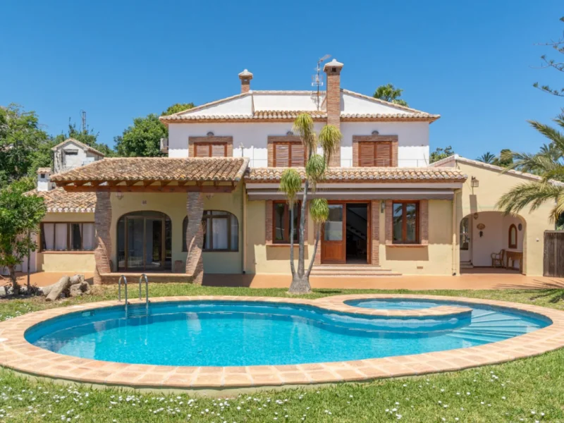 Villa en venta en Jávea con piscina privada y vistas al Montgó