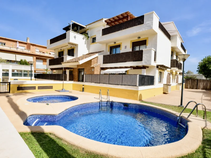 Planta baja en venta en Jávea con amplia terraza privada y piscina