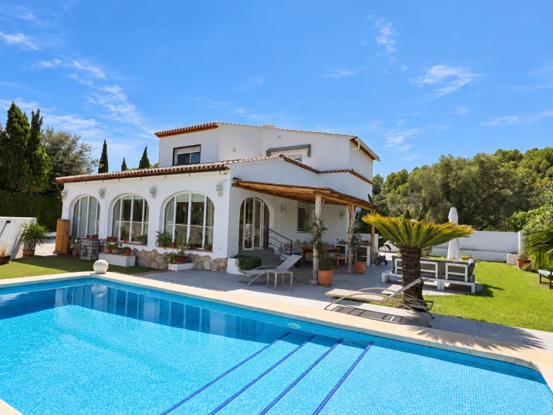 Villa en venta en Jávea con piscina privada y jardín