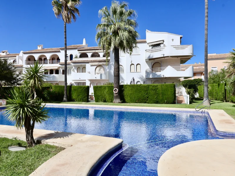 Planta baja con jardín privado en venta en Jávea