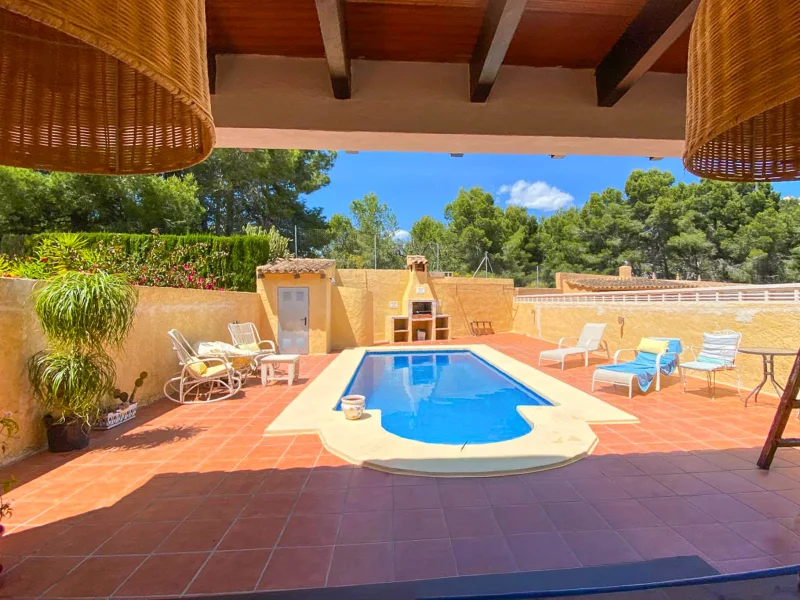 Villa en venta en L'Alfàs del Pi con piscina privada y vistas al mar