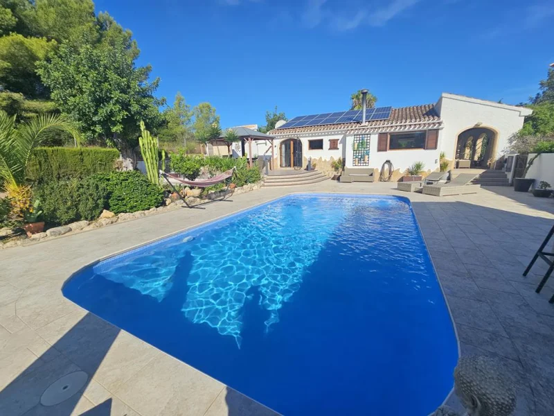 Villa en venta en La Lluca, Jávea con 2 piscinas y casa de invitados