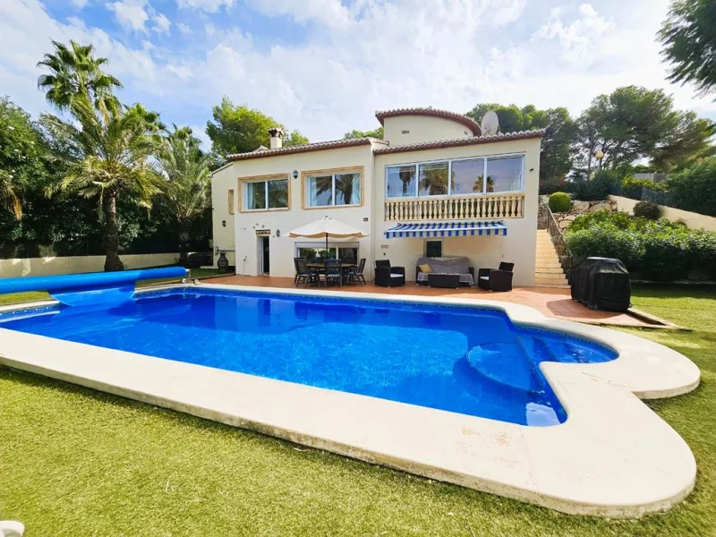 Villa en venta en Costa Nova, Jávea con piscina climatizada