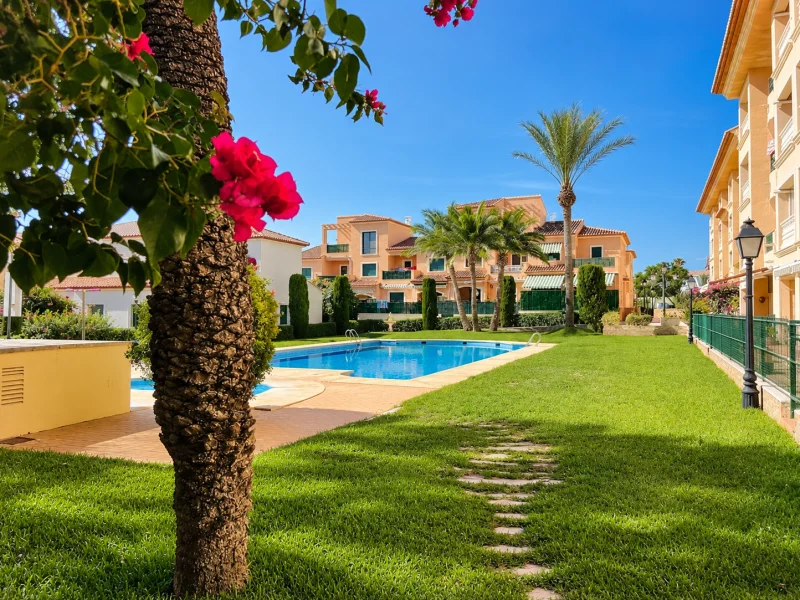 Apartamento en venta en Jávea con terraza y piscina comunitaria