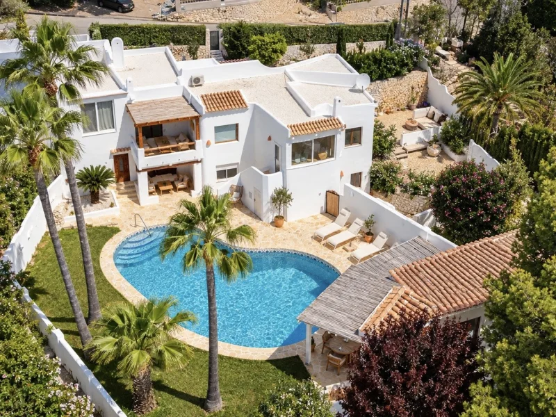 Chalet en venta en Jávea con piscina privada y casa de invitados
