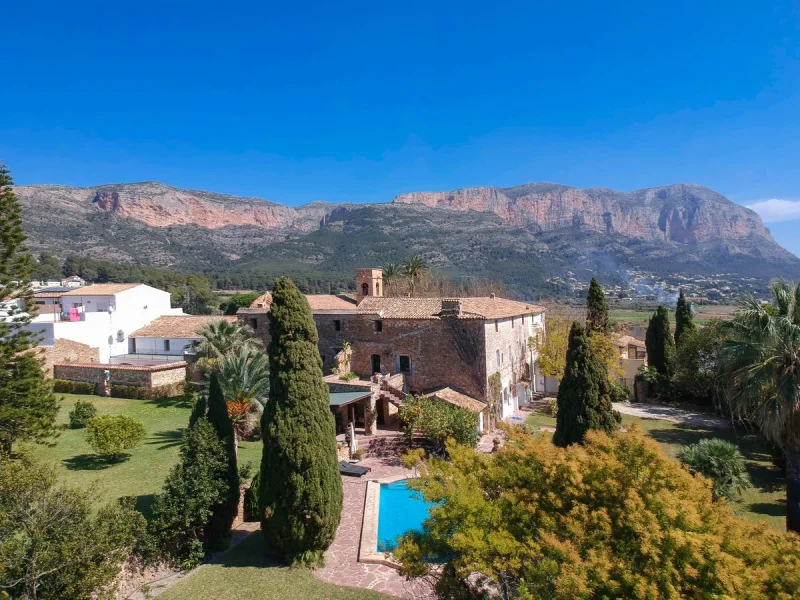 Finca histórica en el corazón de Jesús Pobre con piscina y vistas al Montgó