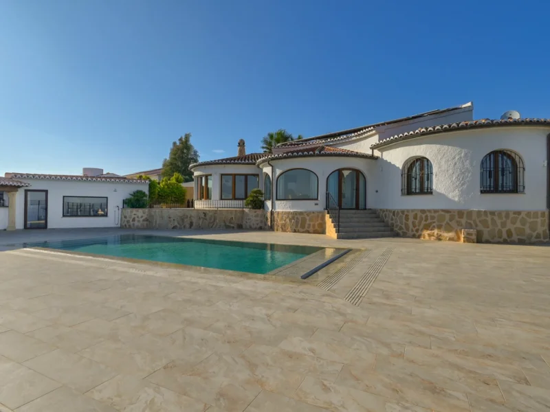 Chalet en Jávea con vistas panorámicas al mar y piscina privada