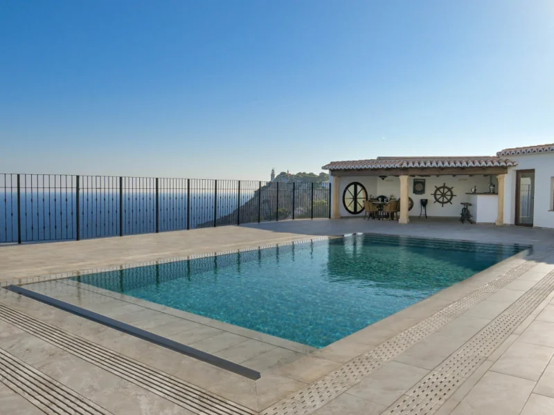 Villa con piscina privada y vistas panorámicas al mar en venta en Jávea