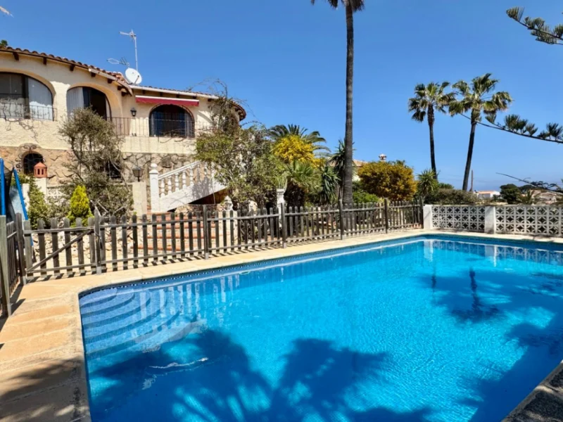 Chalet tradicional con vistas al mar y piscina privada en Jávea