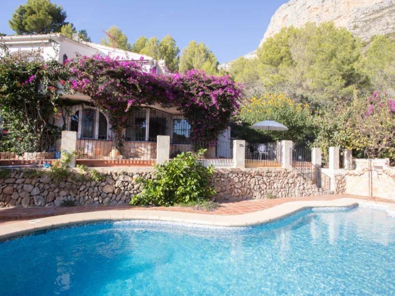 Chalet en Jávea con vistas al Montgó y piscina privada
