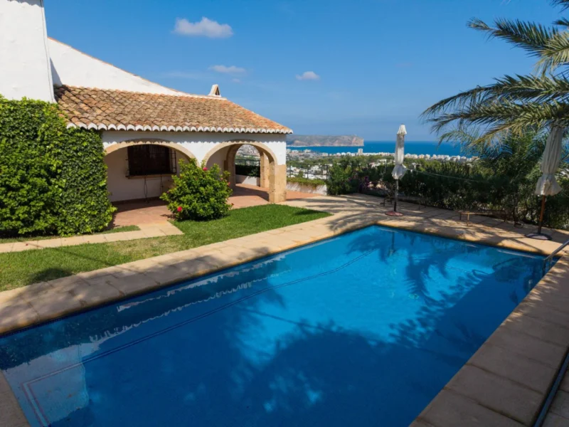 Chalet tradicional en Jávea con vistas al mar y piscina privada