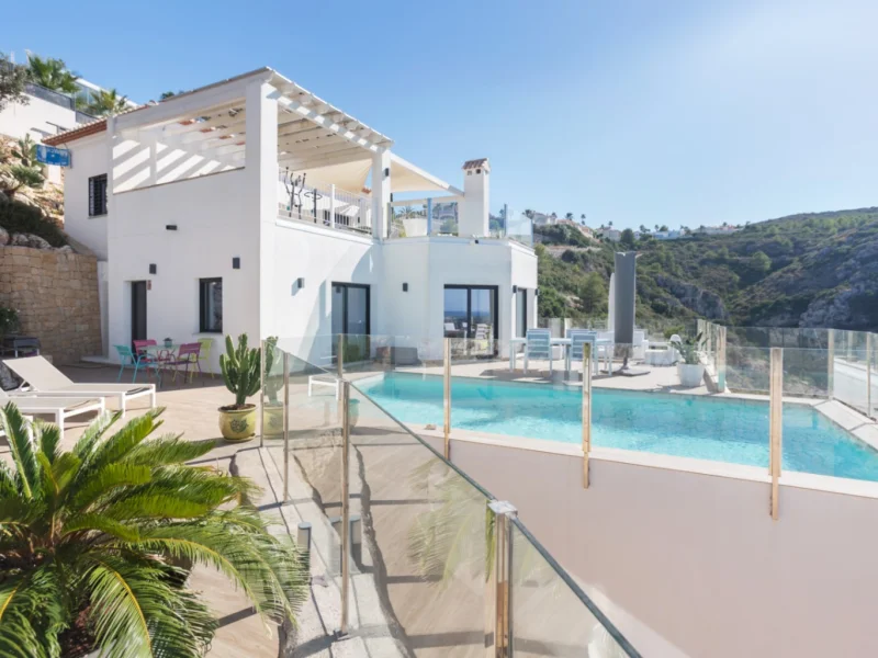 Chalet moderno en Dénia con piscina infinita y vistas al mar