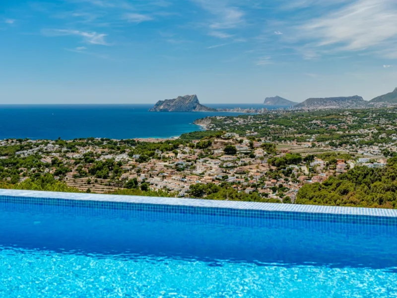 Chalet moderno con piscina infinita y vistas al mar en Benitachell