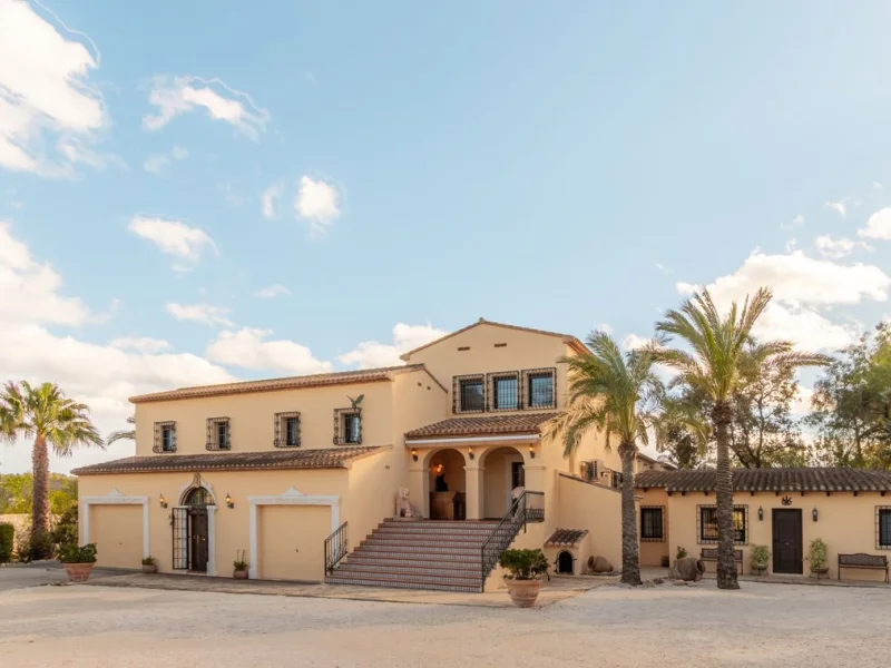 Villa mediterránea tradicional con piscina y vistas en Jávea