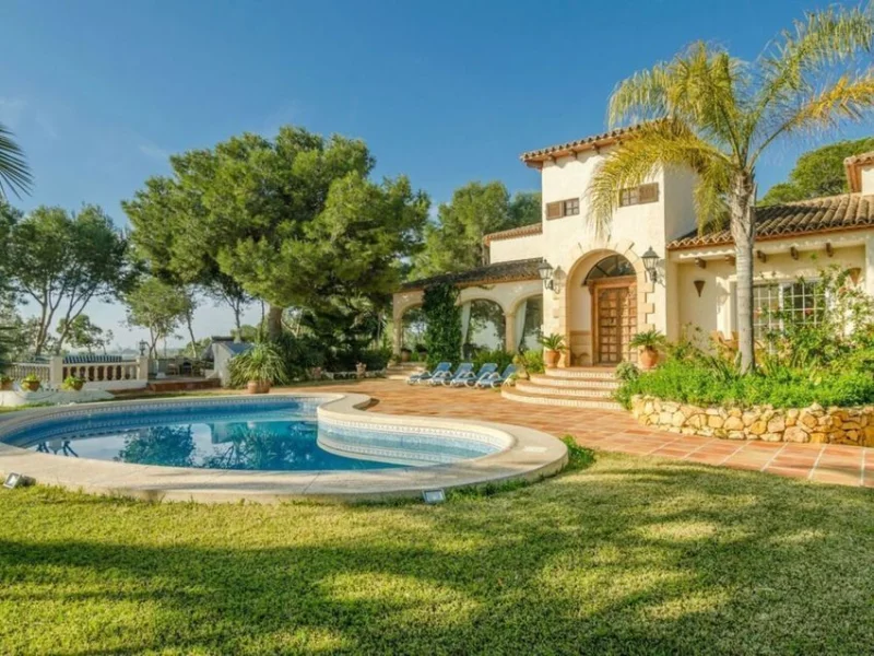 Villa mediterránea en L'Alfàs del Pi con piscina y vistas al mar