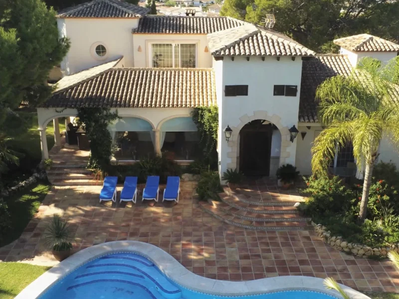 Villa mediterránea en L'Alfàs del Pi con piscina y vistas al mar