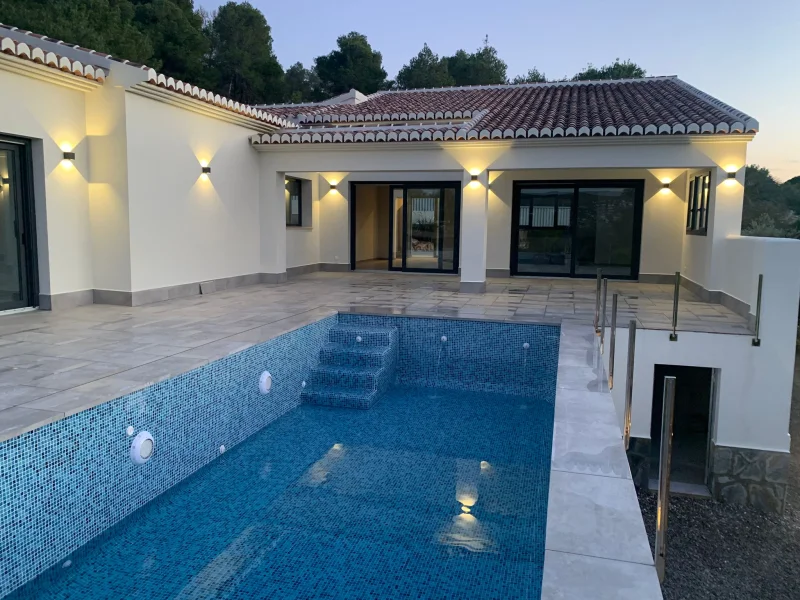 Villa moderna de tres dormitorios con vistas al Montgó en Jávea