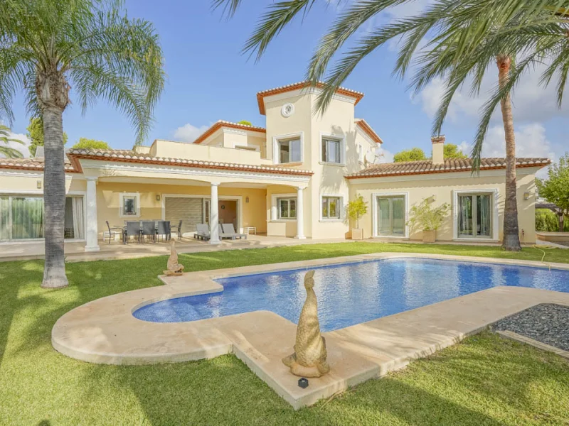 Villa tradicional de cuatro dormitorios con vistas al mar en Benissa
