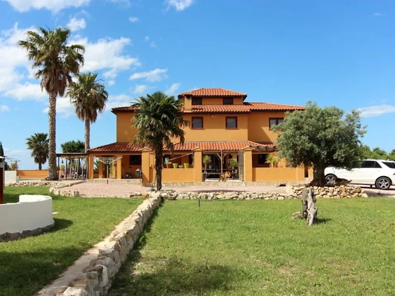 Finca de seis dormitorios en Pedreguer con piscina y vistas al campo
