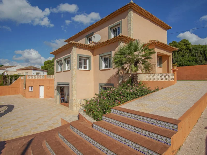 Auténtica villa de cinco dormitorios en Calpe con piscina y vistas al mar