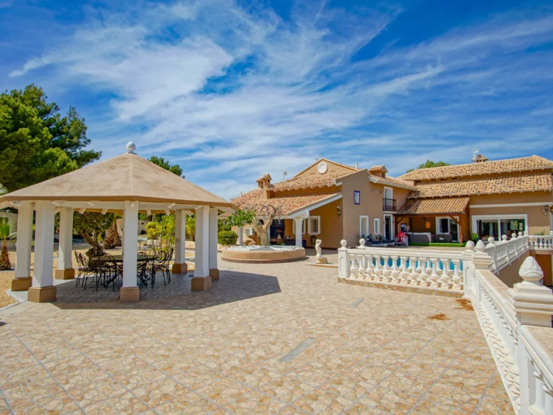 Villa exclusiva en La Nucía con vistas al mar y helipuerto