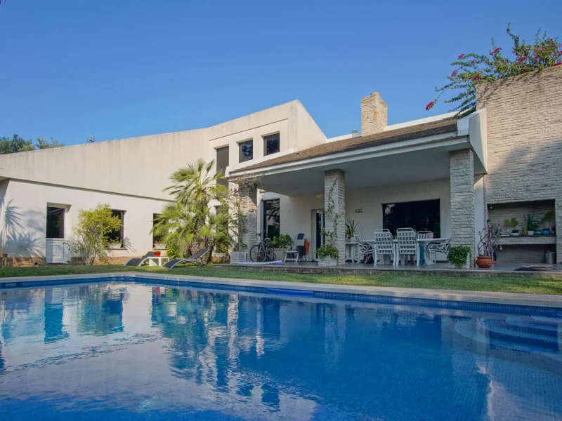 Elegante villa en Dénia con piscina privada y vistas al Montgó