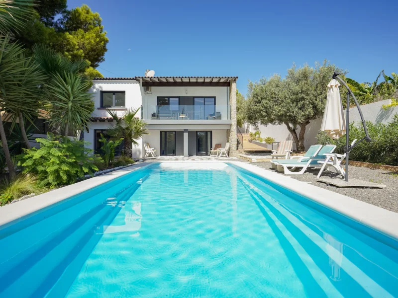 Villa renovada en Calpe con casa de invitados y vistas al mar