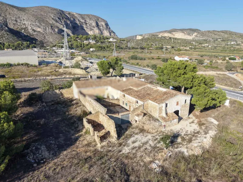 Finca tradicional con gran parcela llana en Teulada