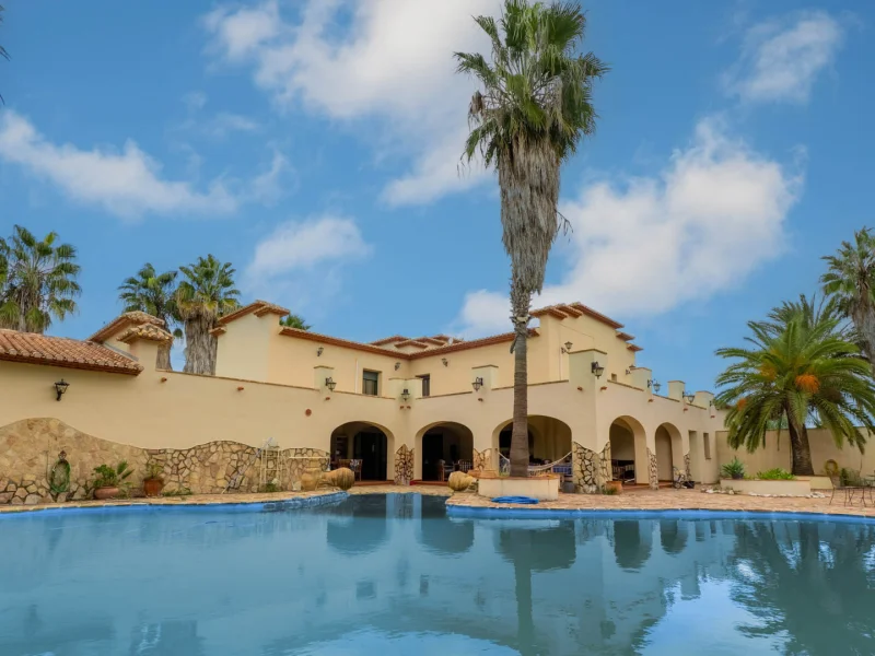 Villa de cinco dormitorios con casa de invitados y gran parcela en Ondara
