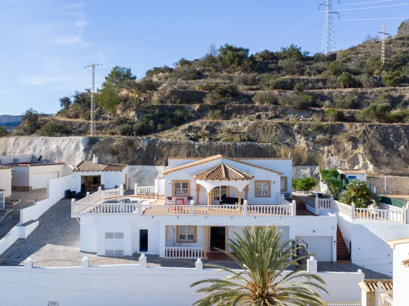 Villa con apartamento de invitados y vistas al mar en Partida Cucarres, Calpe