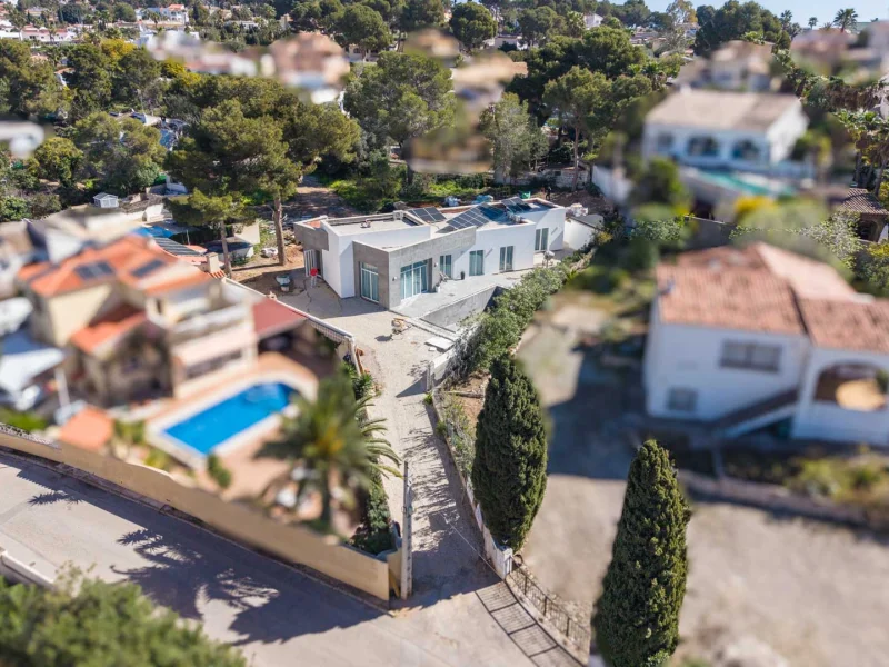 Villa minimalista de una sola planta en Calpe con vistas al Peñón