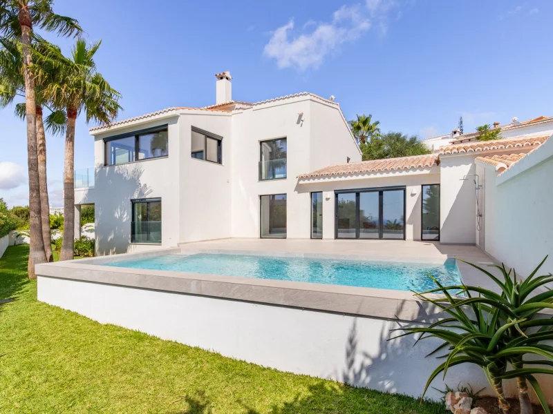 Villa moderna de cinco dormitorios en Moraira con vistas al mar