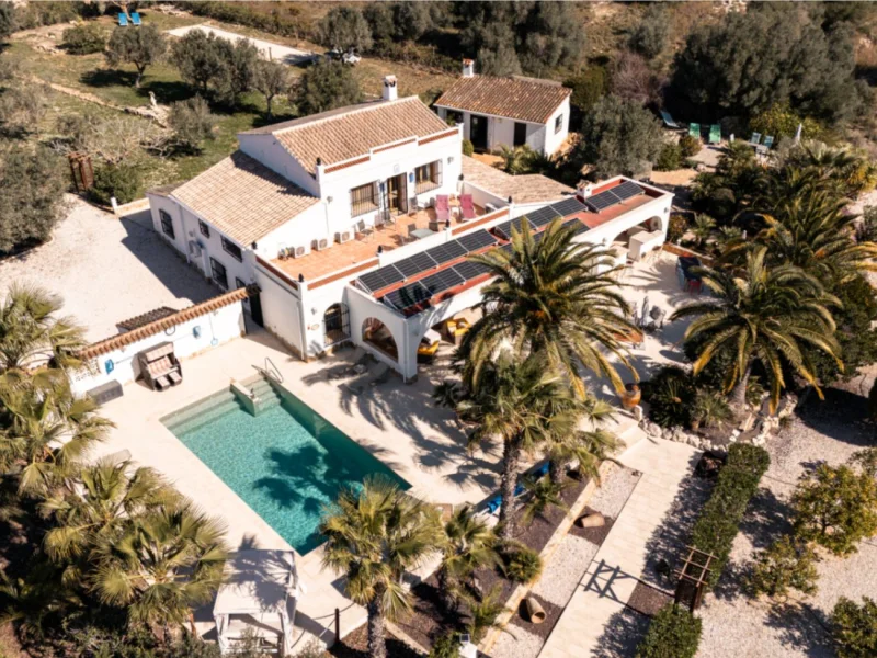 Finca renovada en Teulada con piscina privada y paneles solares
